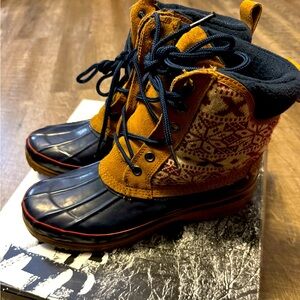 Khombu Newbury Red Women’s Snow Boots Size 9